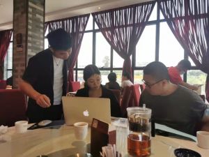 赤度装饰